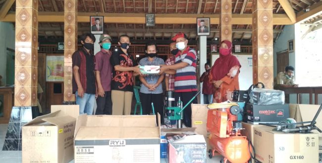 Mendukung Pengrajin di Desa Soko, Pemerintah Desa Soko Memberikan Bantuan Peralatan