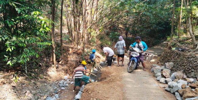 Pekerjaan Pembangunan Senderan di RT 2 RW 4 Dimulai